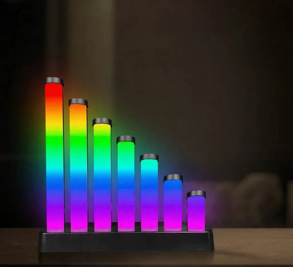 RGB LED настолна лампа с реакция на звук и приложение